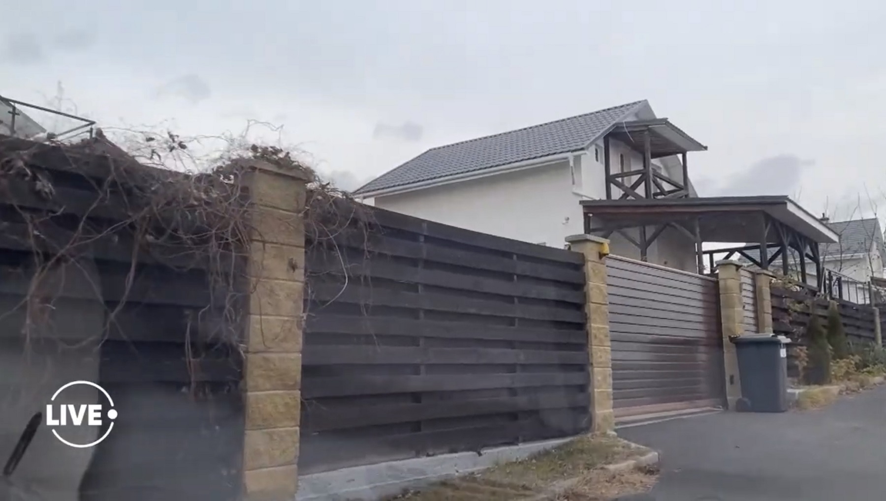 Однушка біля костелу та особняк під Києвом з &quot;дірою&quot; у спальні: як виглядає житло Влада Ями (відео)